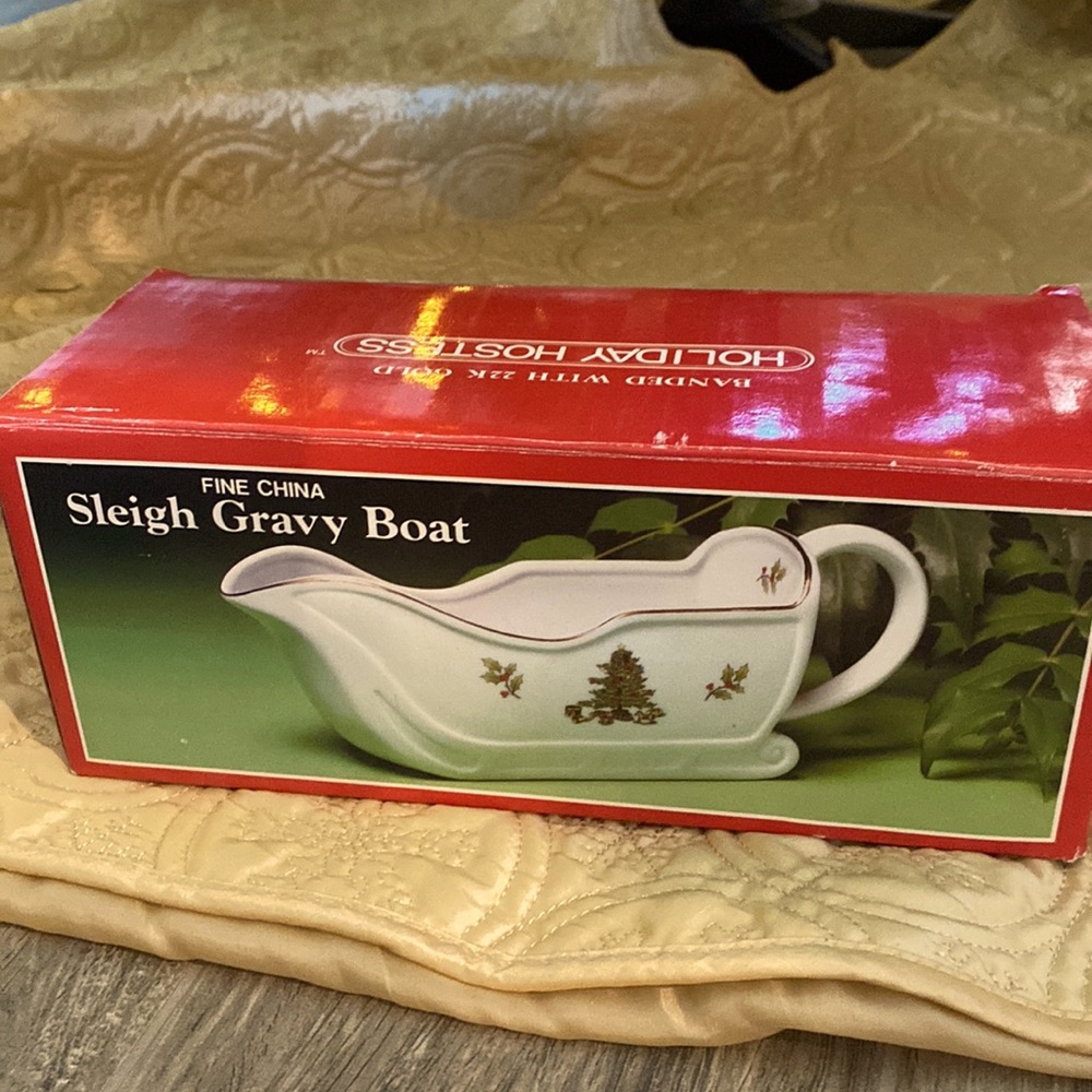HOLIDAY HOSTESS by TIENSHAN GRAVY BOAT IN SLEIGH SHAPE WITH CHRISTMAS TREE
